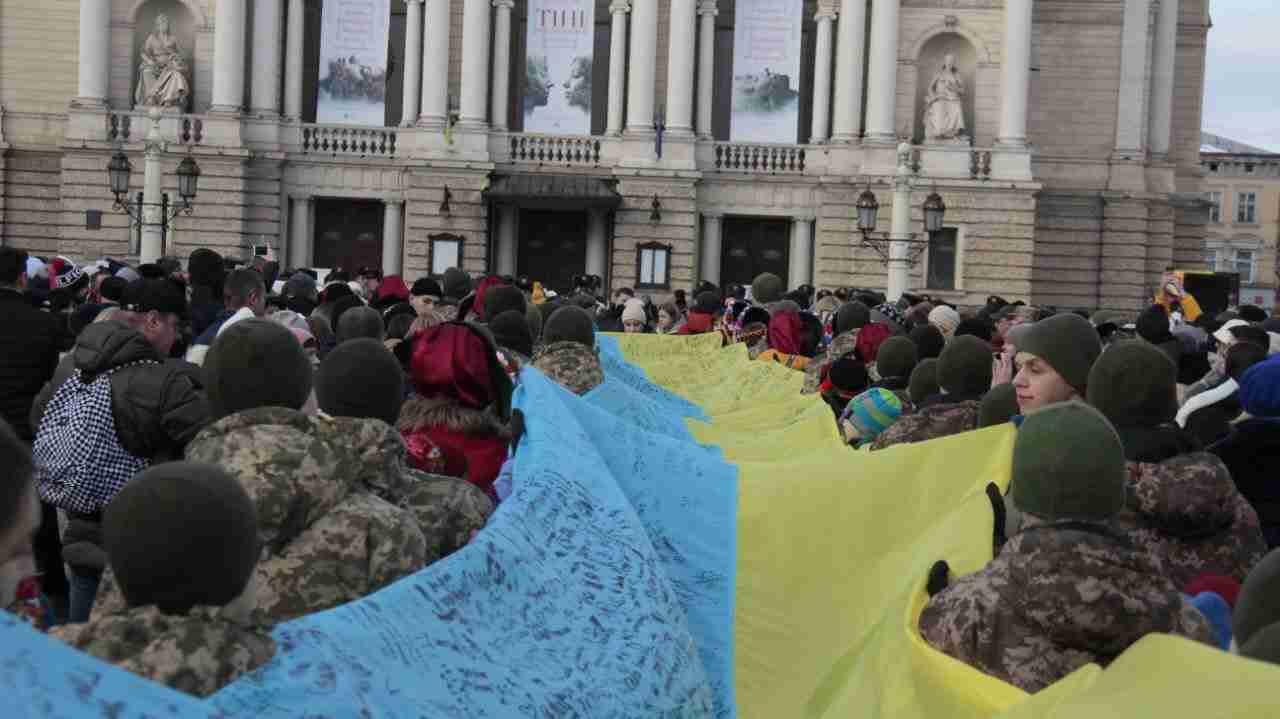 Рекорд України: у Львові розгорнули найбільший прапор із підписами військових (ВІДЕО, ФОТО)