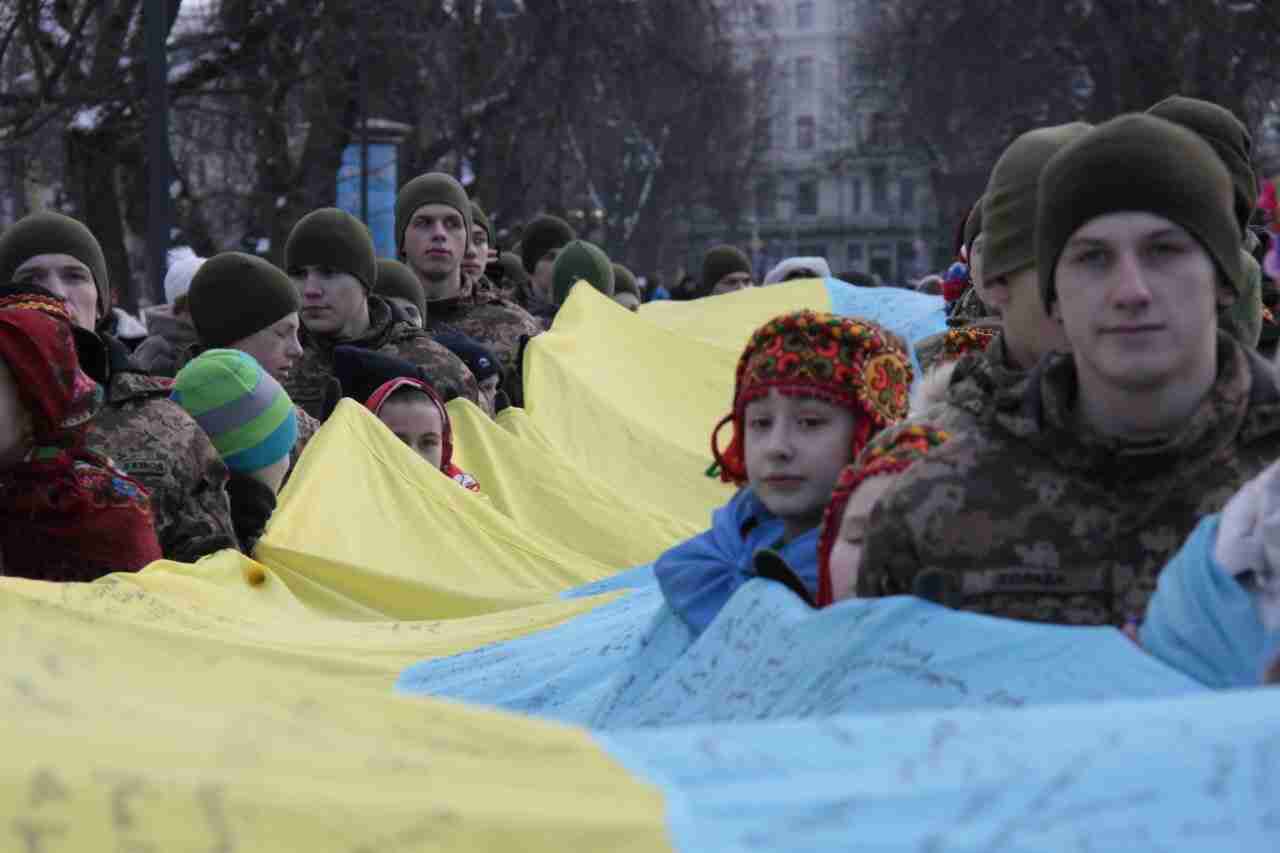 Рекорд України: у Львові розгорнули найбільший прапор із підписами військових (ВІДЕО, ФОТО)