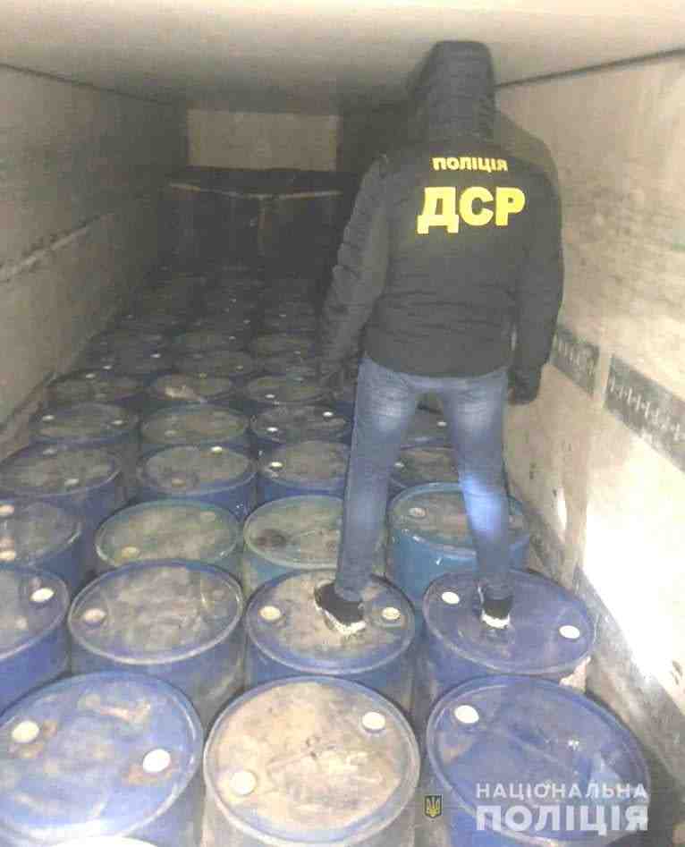 Рівненські поліцейські вилучили понад 22 тонни фальсифікованого спирту у 56-річного львів’янина (фото)