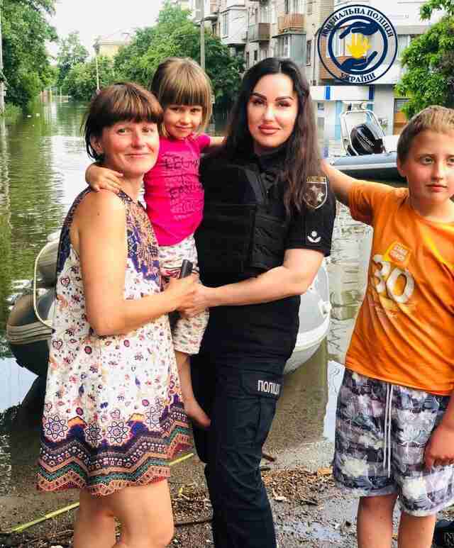 Родину з окупованих Олешок, якій з дрона скидали воду, евакуювали воїни ЗСУ (ФОТО)