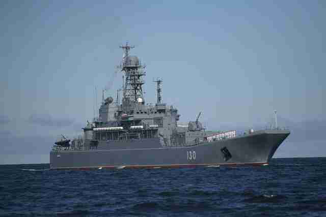 Росія вивела у Чорне море п'ять великих десантних кораблів