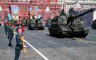 росія змушує своїх військових охороняти парад у Маріуполі