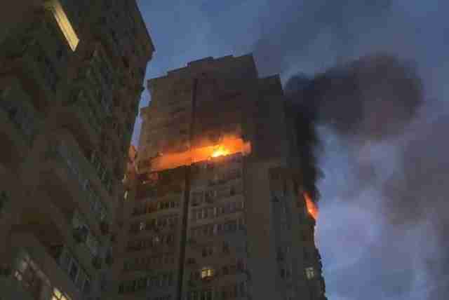 росіяни вдарили по багатоповерхівці у Києві: чотири поверхи знищено