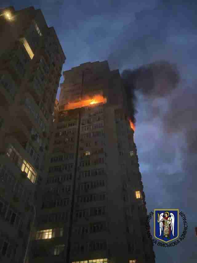 росіяни вдарили по багатоповерхівці у Києві: чотири поверхи знищено