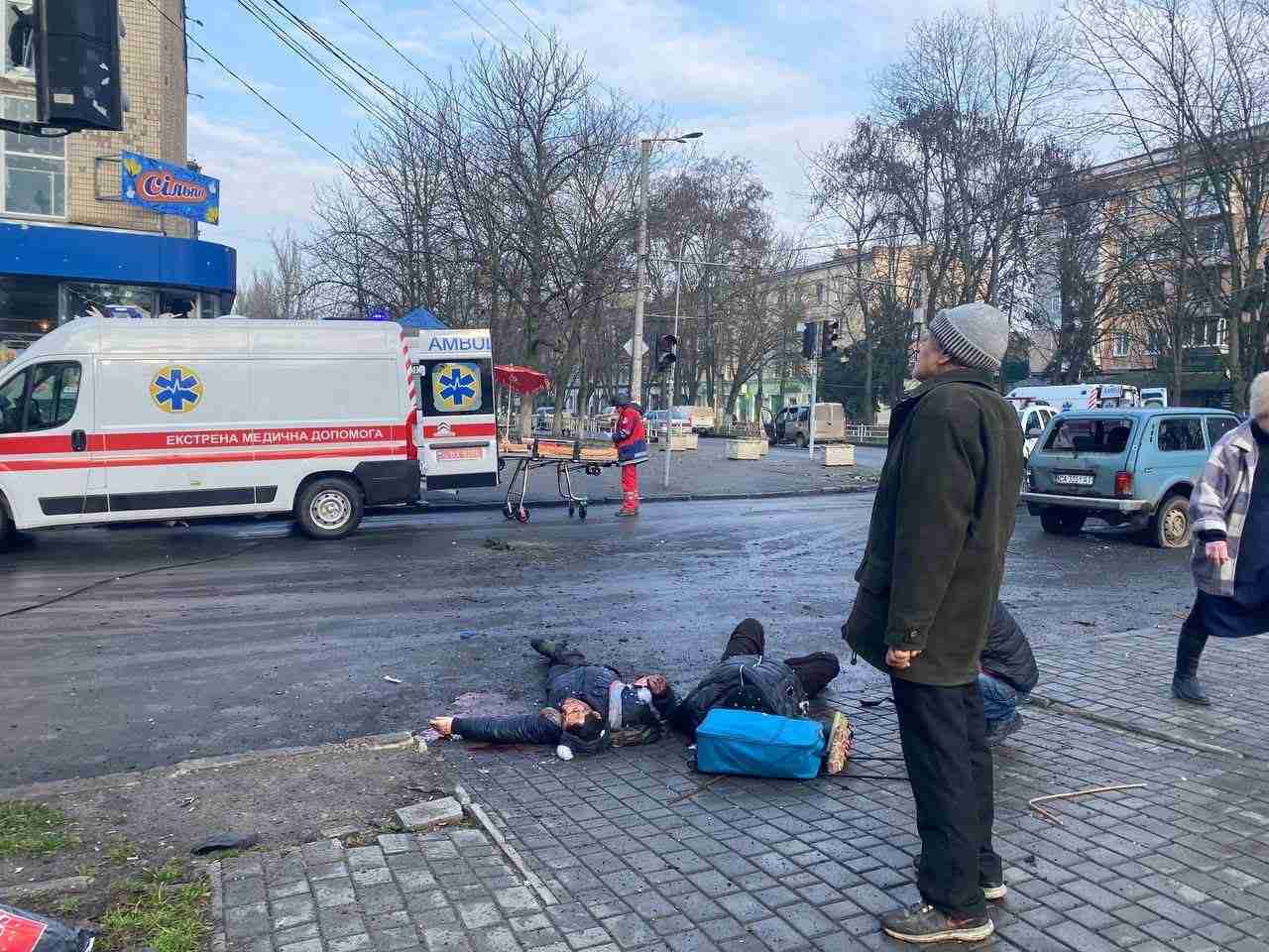 росіяни вдарили по Херсону, є жертви (ФОТО 18+)