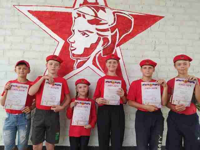 Росіяни влаштували дитячий табір, де вчать стріляти і ненавидіти Україну (ФОТО)