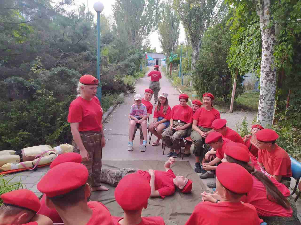 Росіяни влаштували дитячий табір, де вчать стріляти і ненавидіти Україну (ФОТО)
