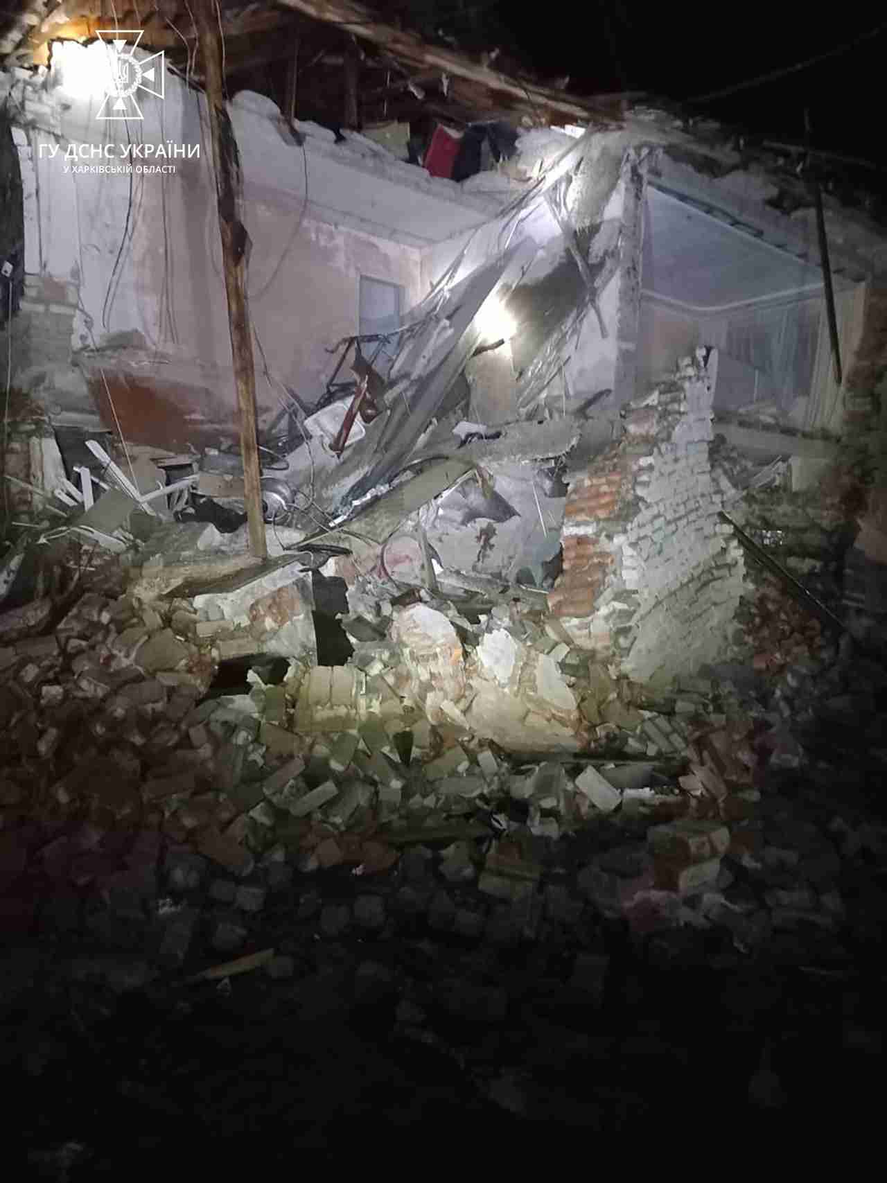 Росіяни завдали удару по будинку на Харківщині: є жертви (ФОТО)