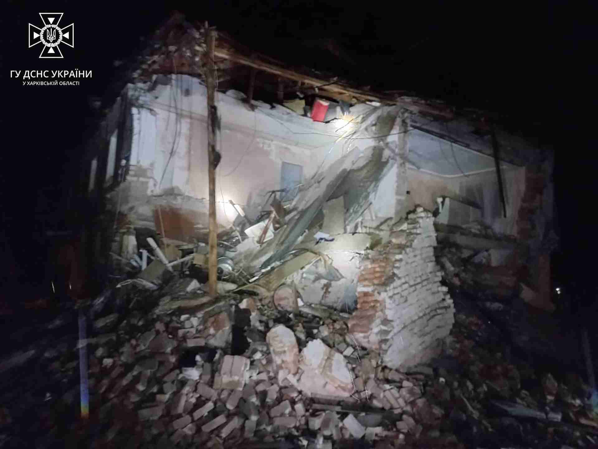 Росіяни завдали удару по будинку на Харківщині: є жертви (ФОТО)