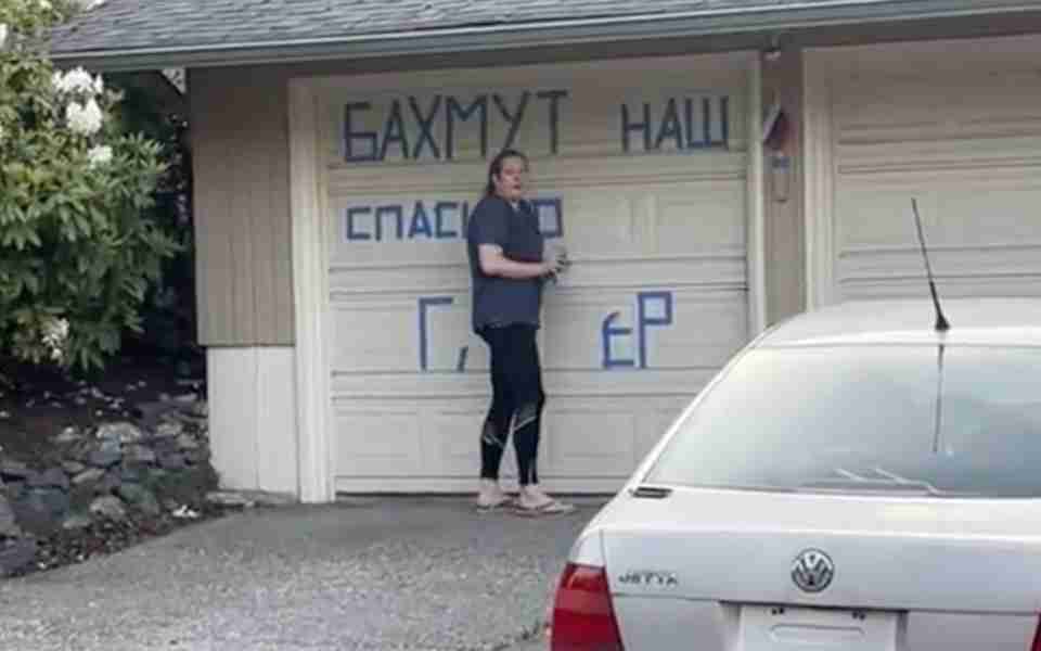 Росіянка в США написала у себе на гаражі «Бахмут - наш»: сусіди провели «роз'яснювальну роботу» (ВІДЕО)