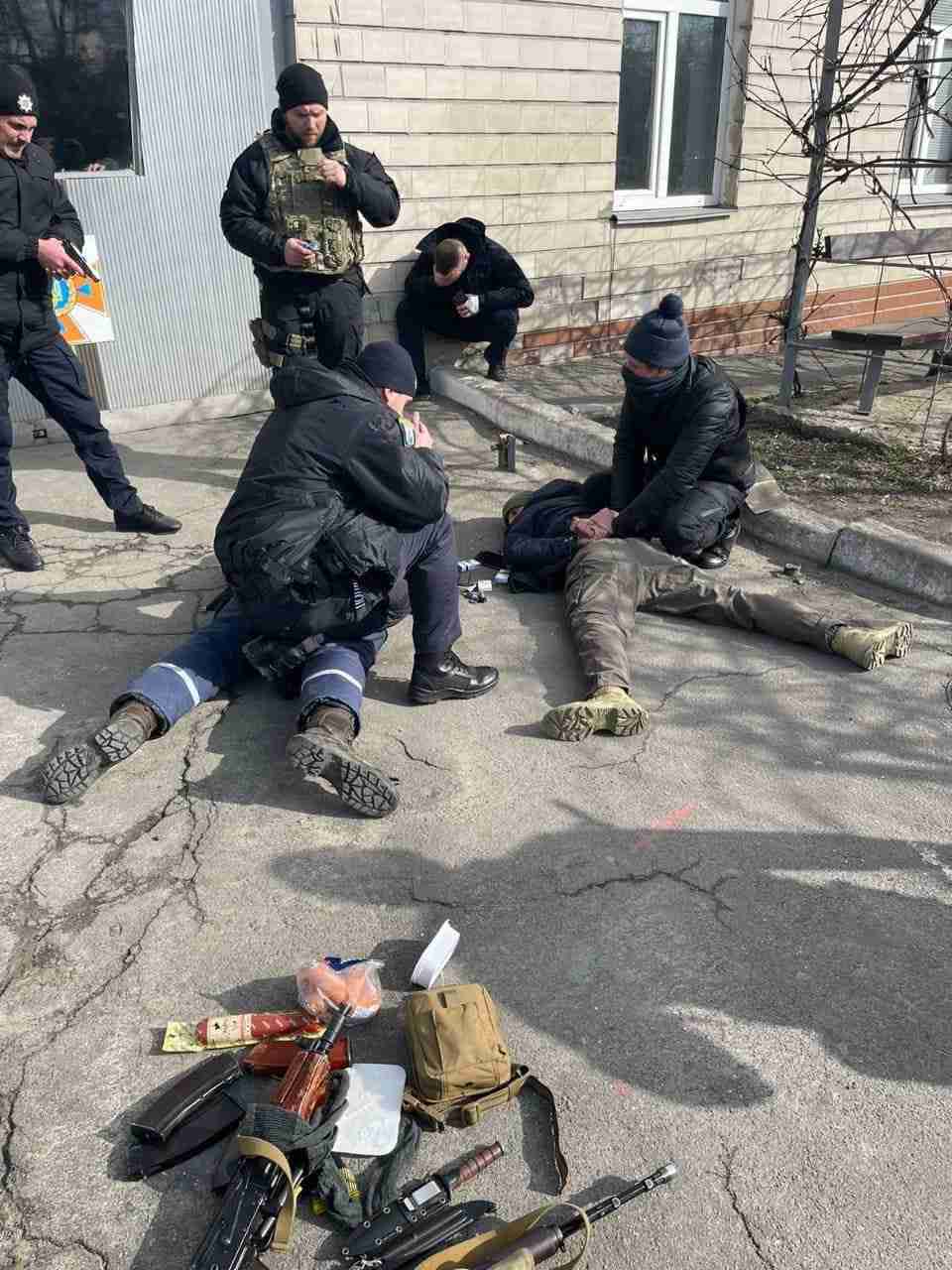 Російські диверсанти з ковбасою прийшли переодягнутися до українських пожежників