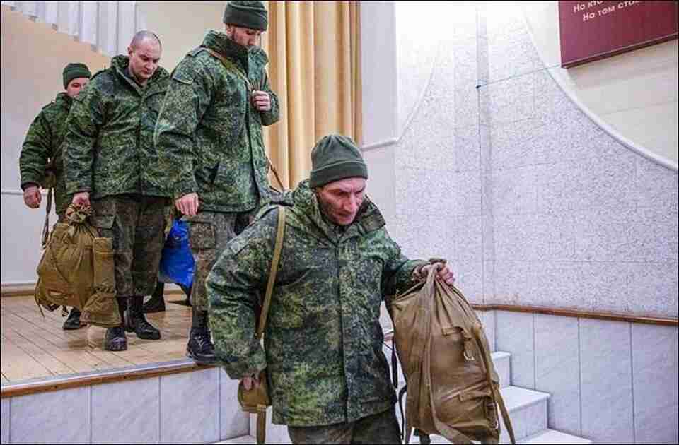 Російські окупанти добровільно-примусово мобілізували узбеків, яких привезли «відбудовувати» Маріуполь