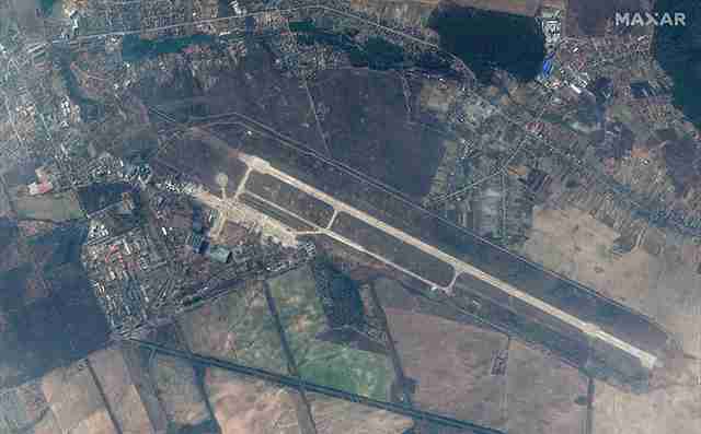 Російські війська покинули аеропорт Антонова