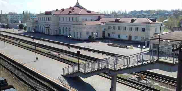 Російські військові атакували залізничний вокзал Херсона, є влучання у пасажирський вагон поїзда до Львова