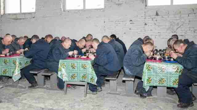 російські журналісти зробили фоторепортаж з табору російських військовополонених в Україні (ФОТО)