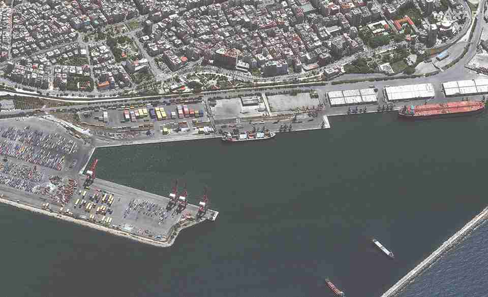 Російський корабель, який перевозить крадене зерно, потрапив на супутникові знімки