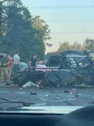 Розірвало автівки: у Києві трапилася жахлива автокатастрофа (ФОТО/ВІДЕО)