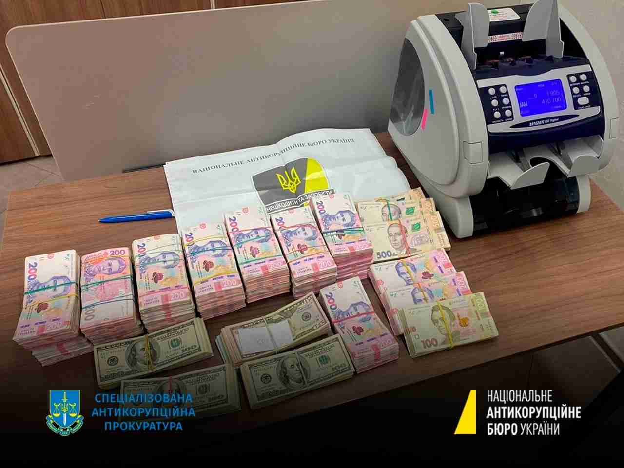 Розкрадали гроші, призначені для купівлі джерел світла, тепла і води: НАБУ затримали заступника міністра