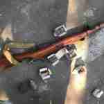 Розтяжка на дверях і старенька гвинтівка: у конфлікті між сусідами у Львові знайшли зброю (фото)