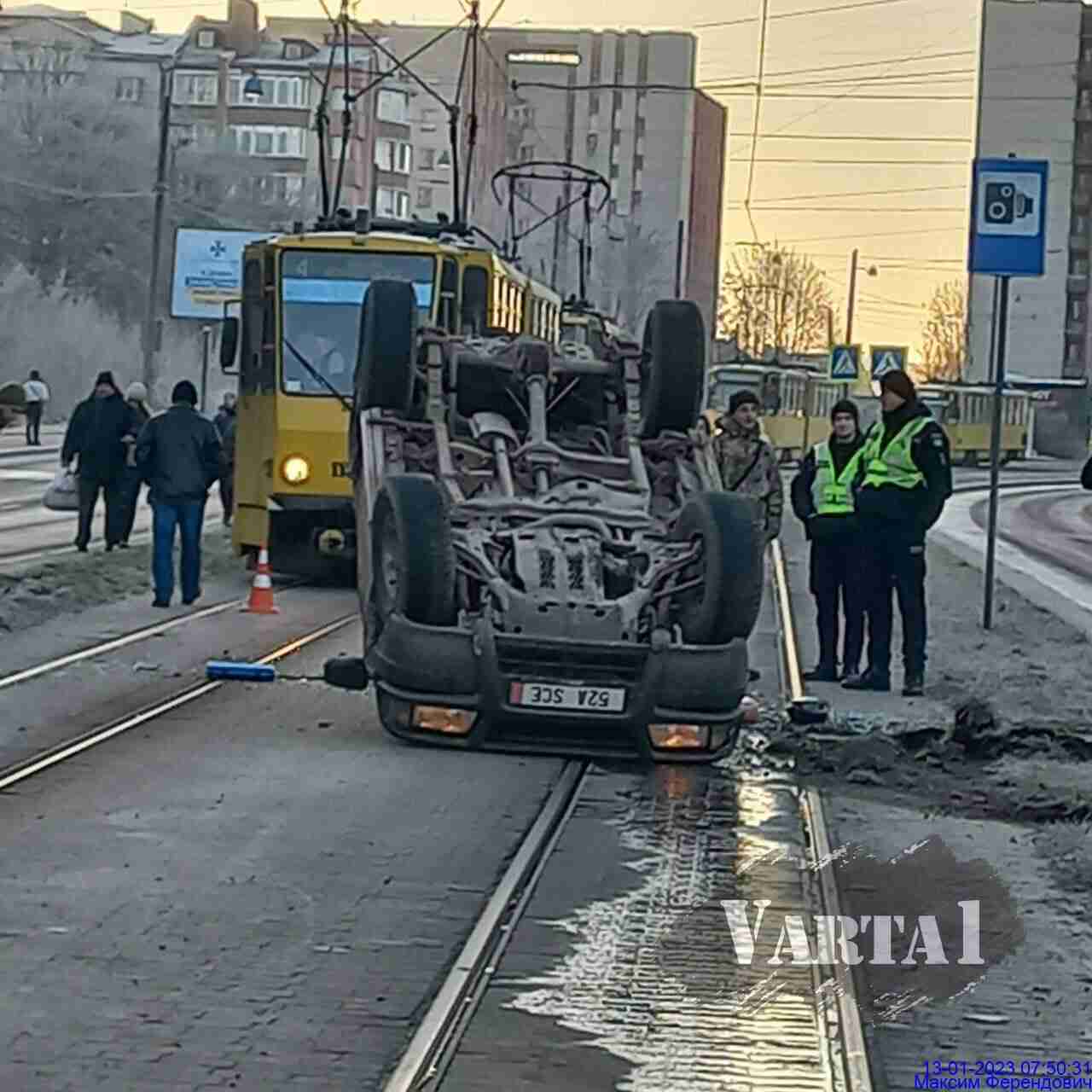 Рух перекрито: у Львові перекинувся на дах автомобіль (ФОТО)