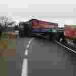 Рух повністю перекритий: на Львівщині зіткнулися дві вантажівки (ФОТО)