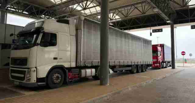 Рух вантажівок на українсько-польському кордоні тимчасово сповільнено: причина