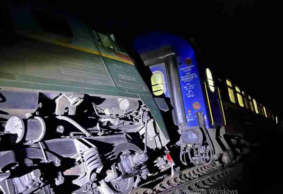 Рухався до Польщі: на заході України потяг зійшов з рейок (ФОТО)