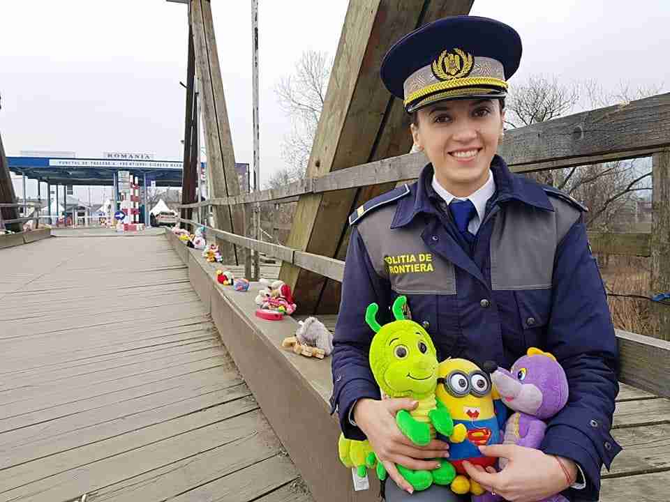 Румунські прикордонники та поліція облаштували «іграшковий міст» для українських дітей-біженців