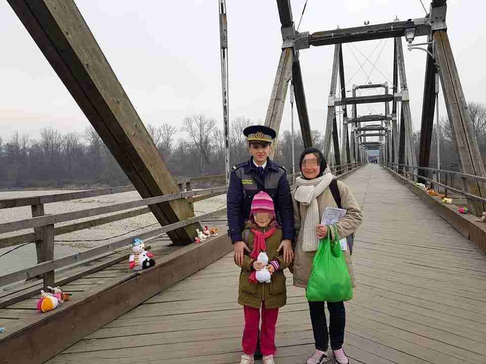 Румунські прикордонники та поліція облаштували «іграшковий міст» для українських дітей-біженців