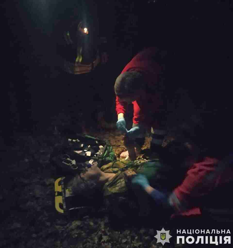 Рятувальники та правоохоронці розшукали жінку, яка заблукала у лісному масиві на Львівщині (ФОТО)