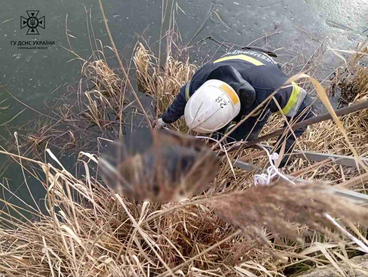 Рятувальники дістали з водойми тіло чоловіка, якого розшукували на Вінниччині ще минулого року (ФОТО)