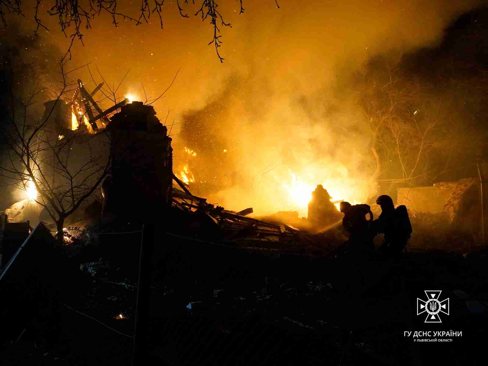Рятувальники показали наслідки удару БПЛА по Львову і передмісті (ФОТО, ВІДЕО)