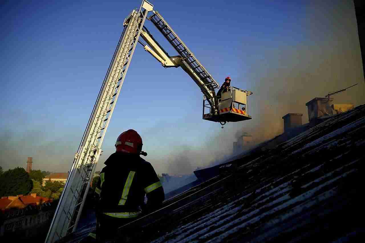Рятувальники показали, як гасили пожежу на місці ракетного удару у Львові (ФОТО)