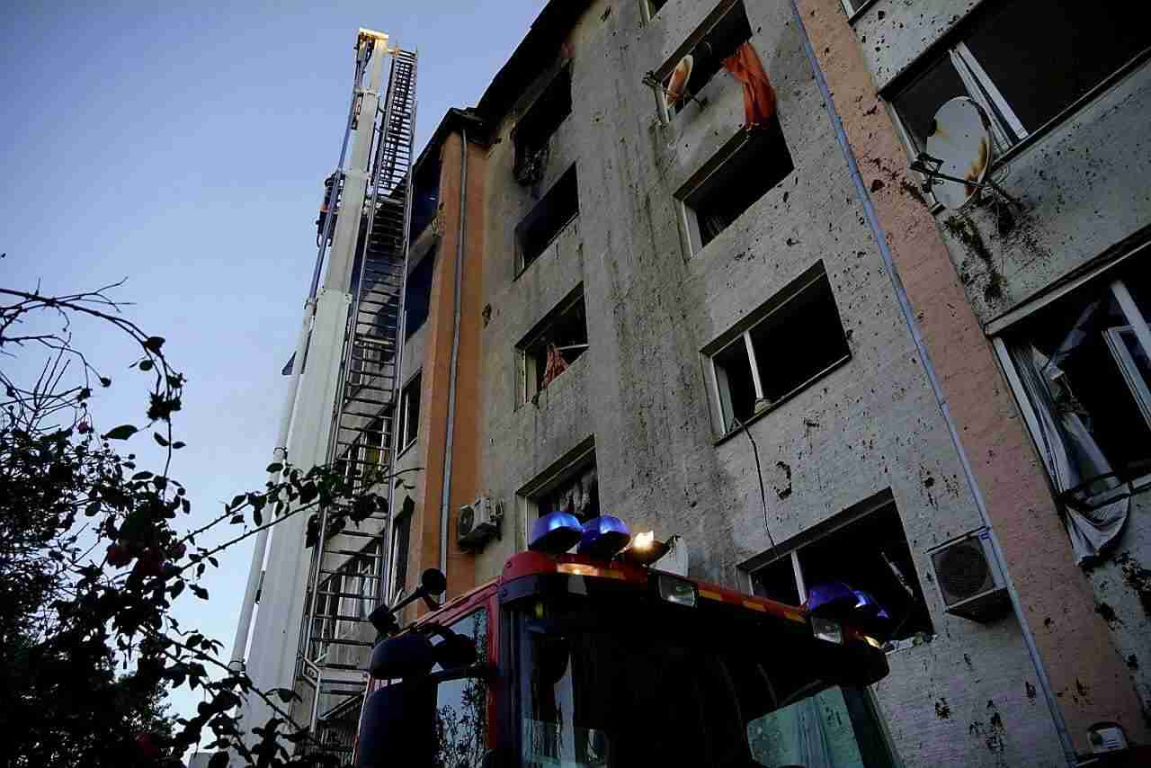 Рятувальники показали, як гасили пожежу на місці ракетного удару у Львові (ФОТО)