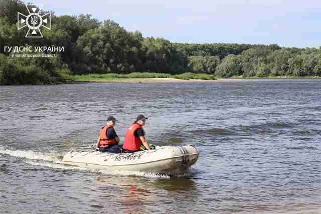 Рятувальники шукають потонулого в Десні юнака (ФОТО)