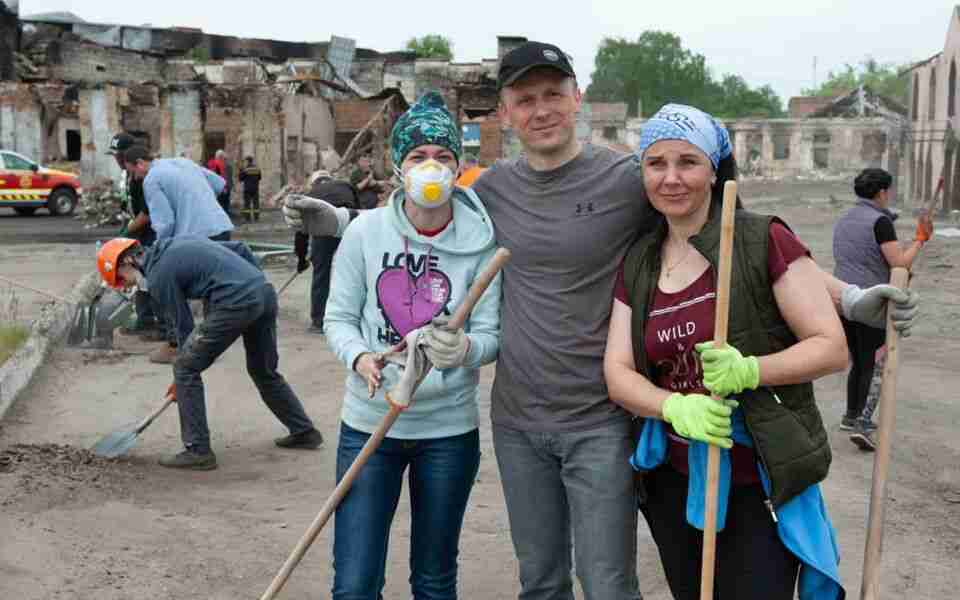Рятувальники та волонтери розчищають Тростянець після «руского міра» (фото)
