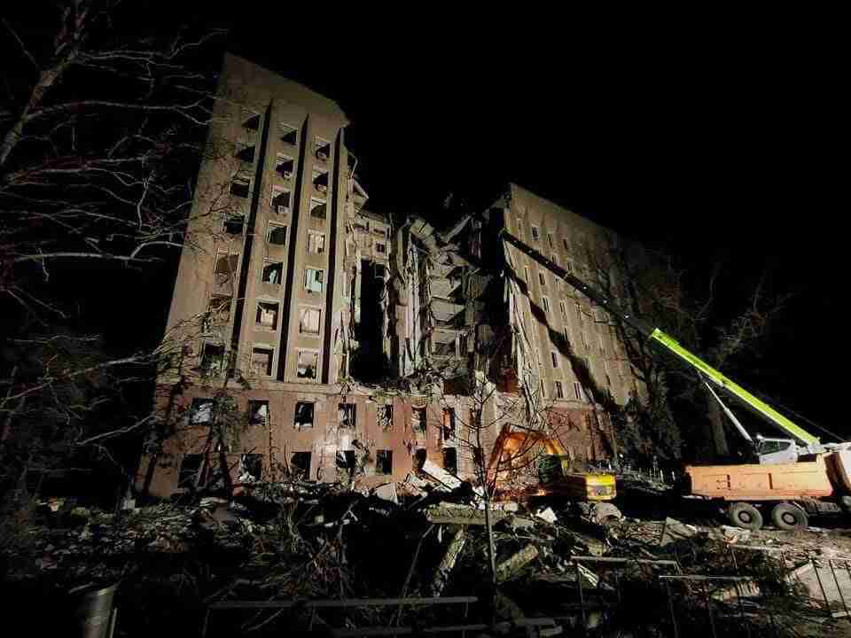 Рятувальники всю ніч розбирали завали Миколаївської ОДА, кількість жертв збільшилася (ФОТО)