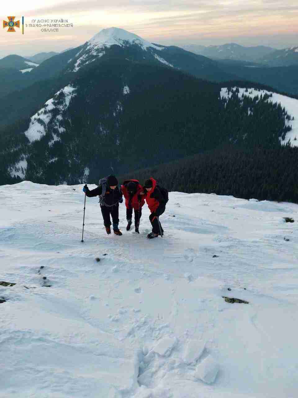 Рятувальники зняли з гори Хом’як туристку з Києва (ФОТО)