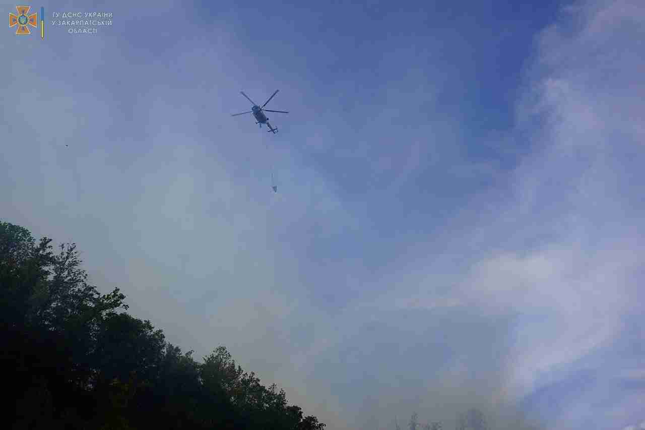 Рятувальники ліквідовують масштабну пожежу в Карпатах (ФОТО, ВІДЕО)