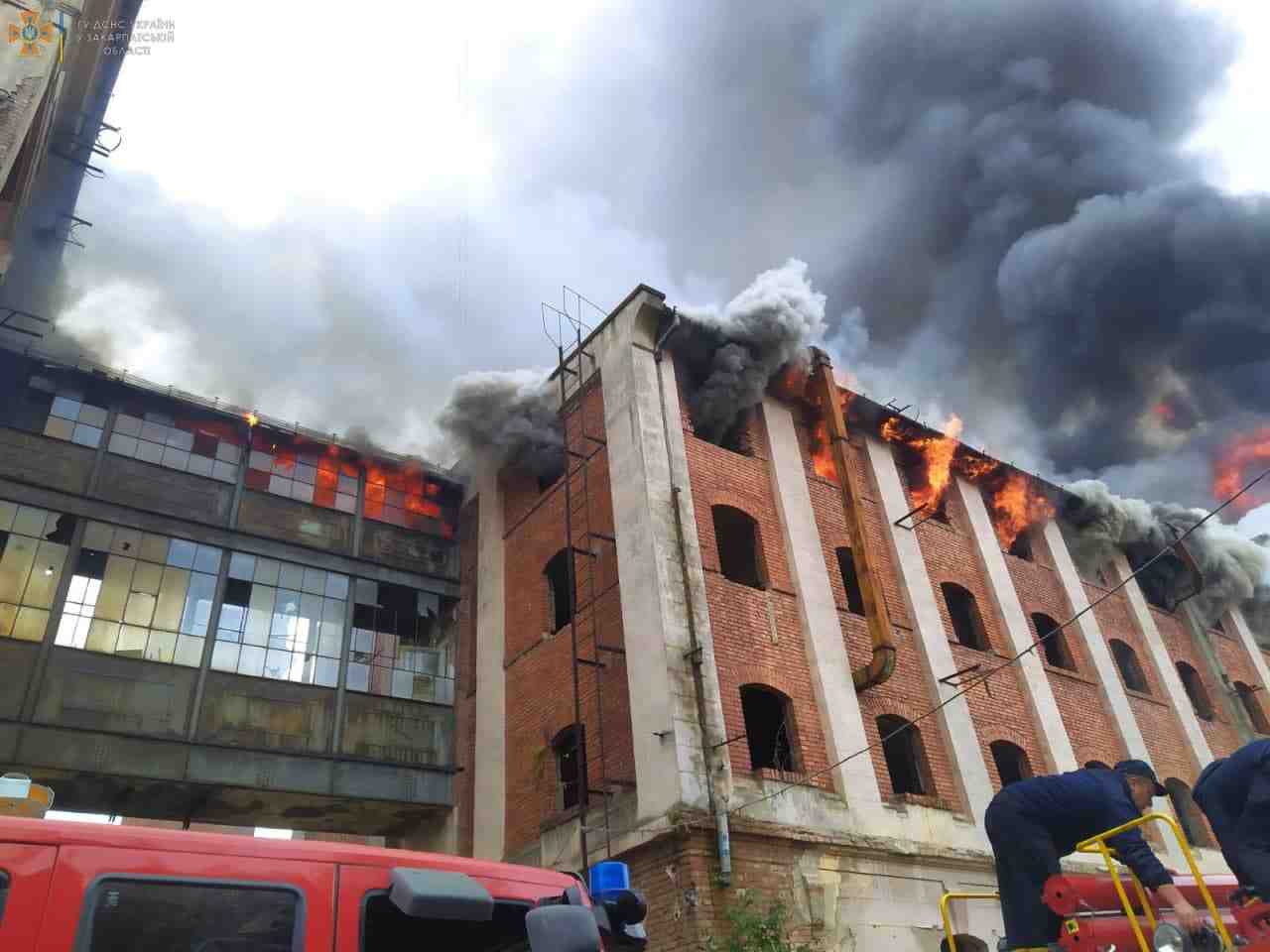Рятувальники ліквідували пожежу на заводі «Мукачівприлад» (ФОТО)