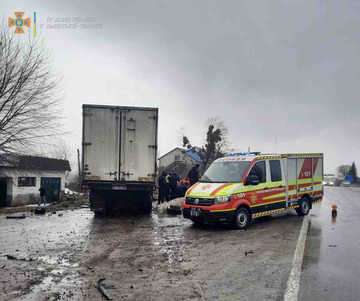Рятувальники Львівщини деблокували з авто чоловіка, який постраждав у ДТП