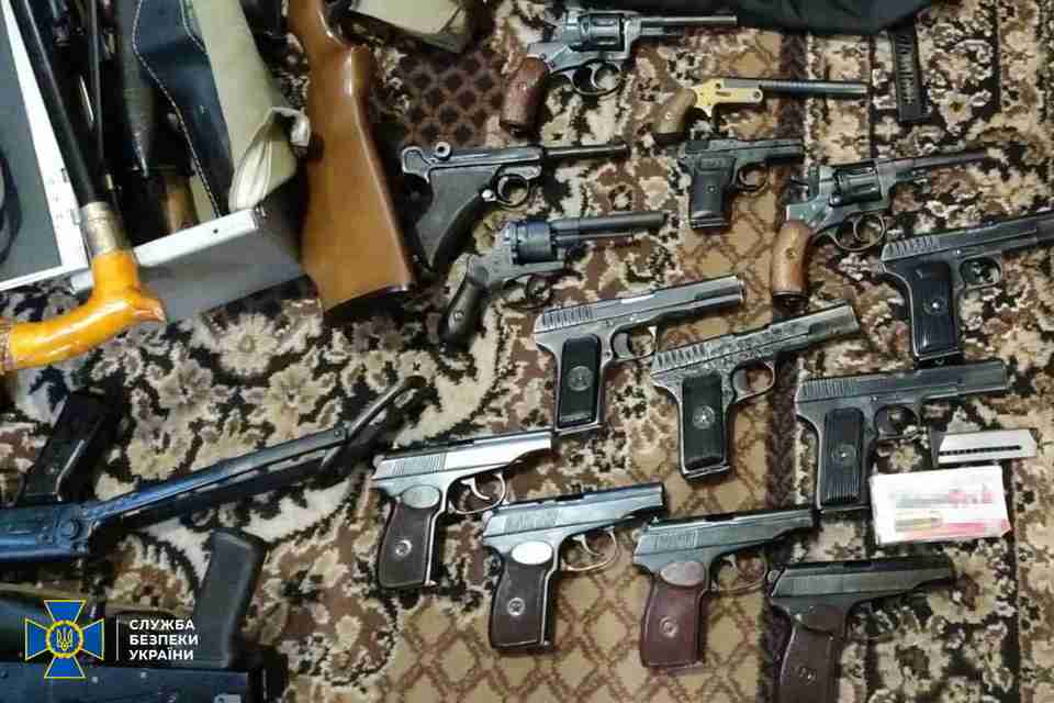 СБУ у Львові та Києві затримала чоловіків, які продавали криміналітету кулемети та снайперські гвинтівки (ФОТО)