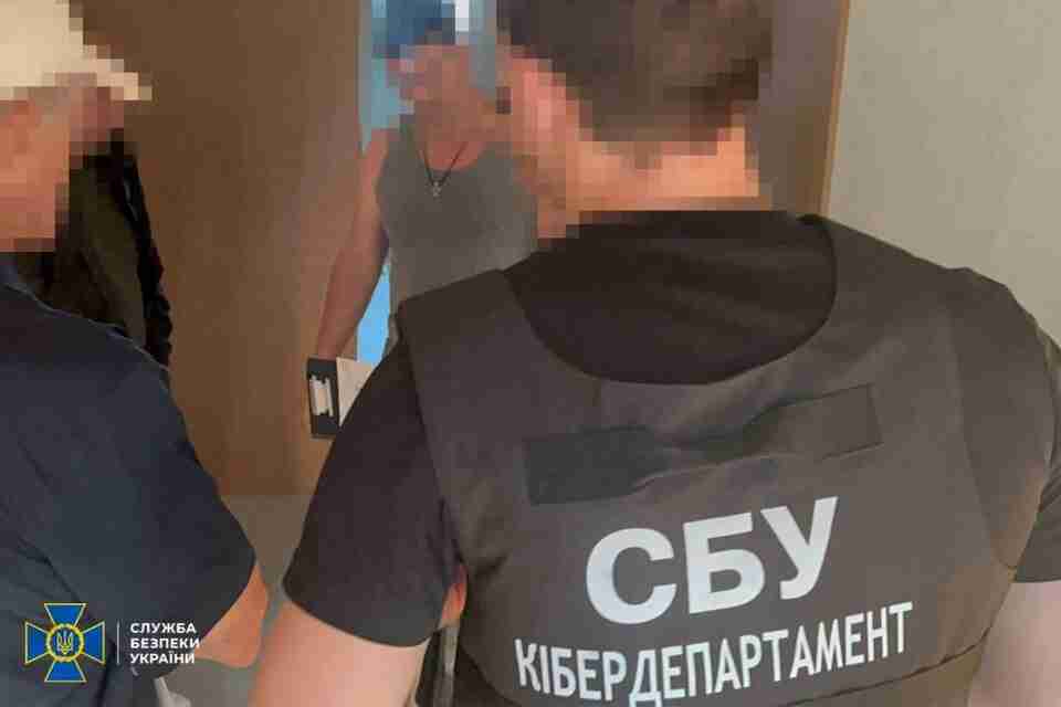 СБУ затримала ексчиновника «Укренерго», який розкрадав гроші на закупівлі бронежилетів