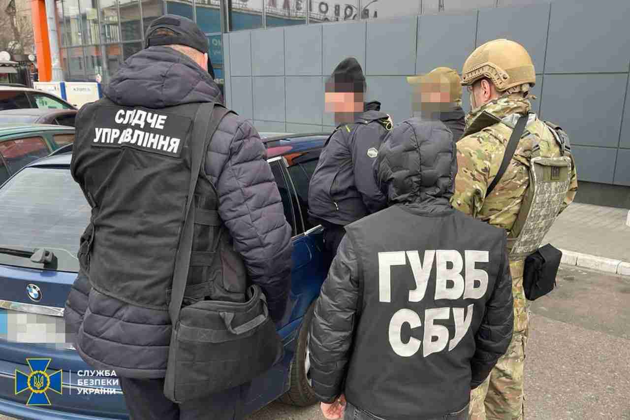СБУ затримала шахраїв, які видурювали гроші у родичів загиблих українських воїнів (ФОТО)