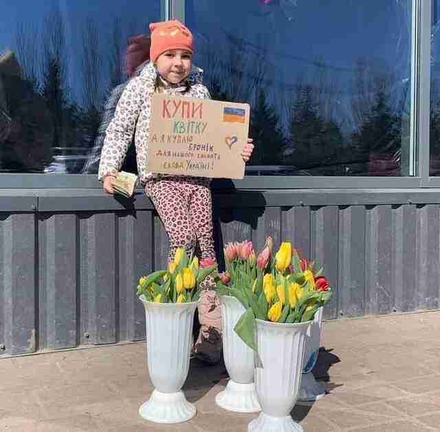 Семирічна дівчинка продавала квіти, щоб купити бронежилет для воїнів