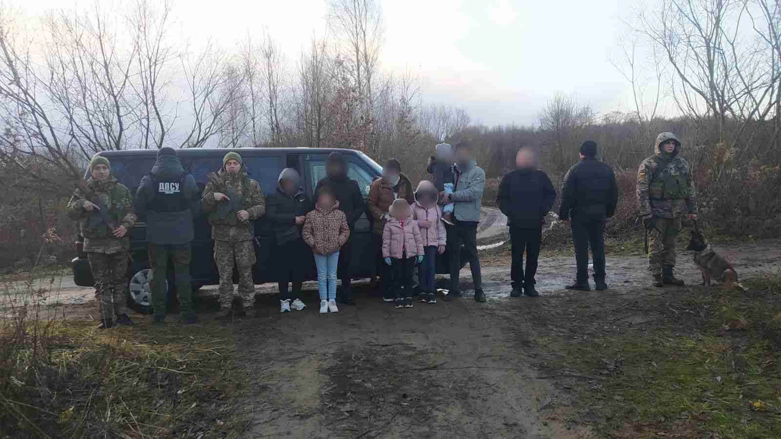 Серед них - діти: на Львівщині поблизу кордону затримали громадян Іраку (ФОТО)