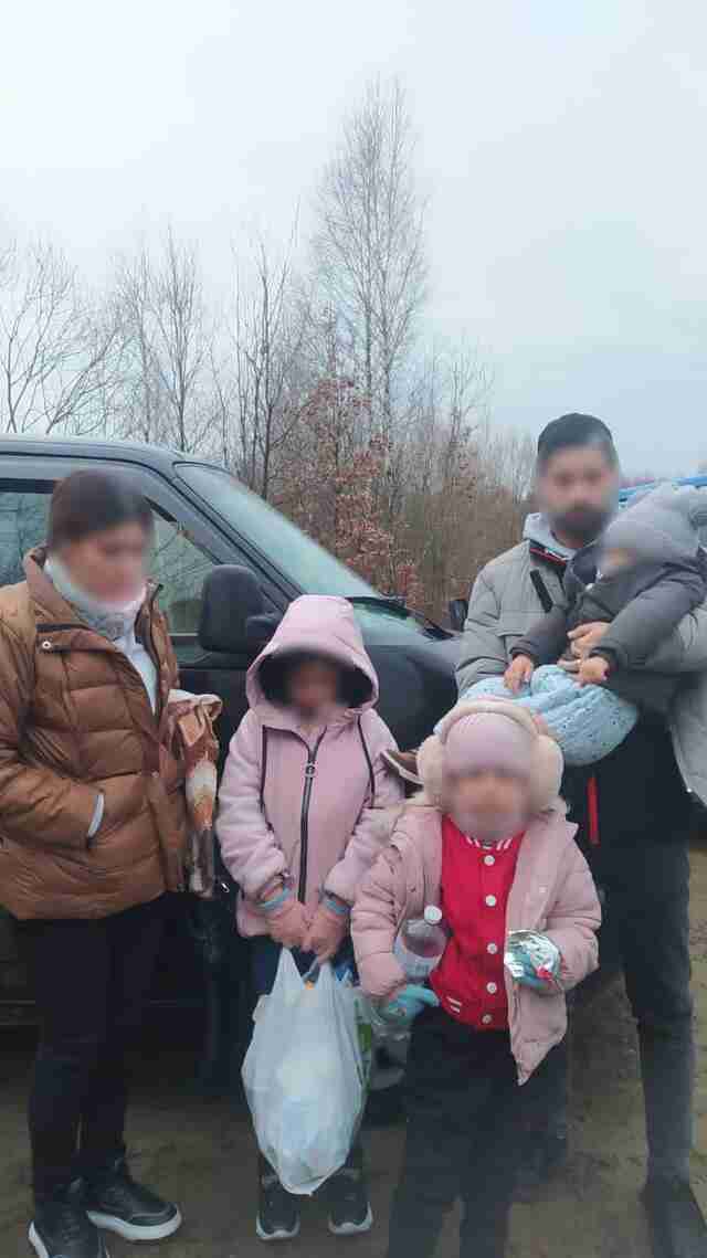 Серед них - діти: на Львівщині поблизу кордону затримали громадян Іраку (ФОТО)