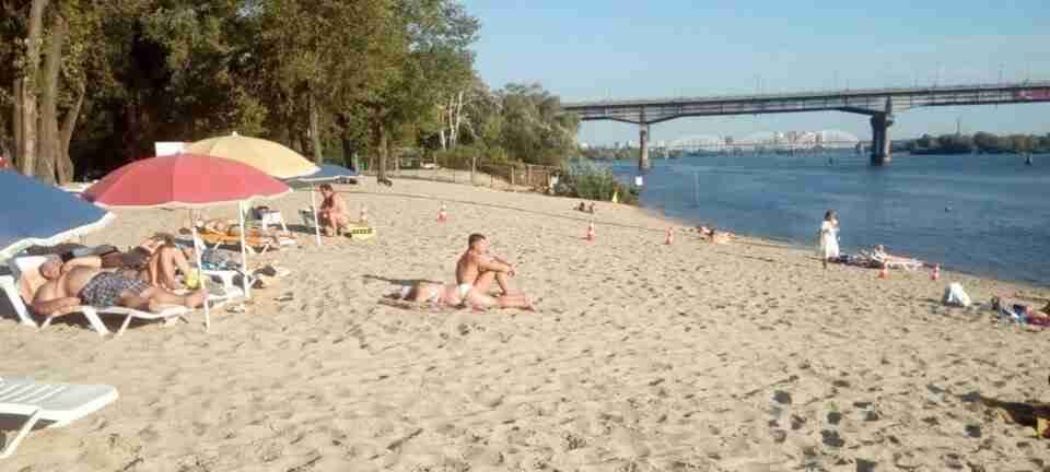 Ще один скандальний тендер: хто і навіщо купив «золотий» пісок для пляжів Києва за 6,5 млн грн