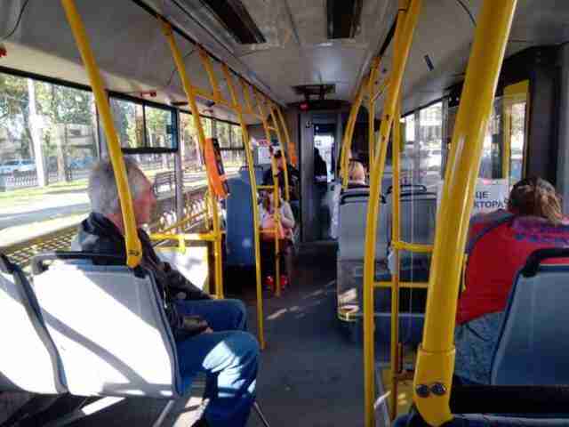 «Щоб у твою хату ракета прилетіла»: в одному з тролейбусів Львова розгорівся мовний скандал (ВІДЕО)