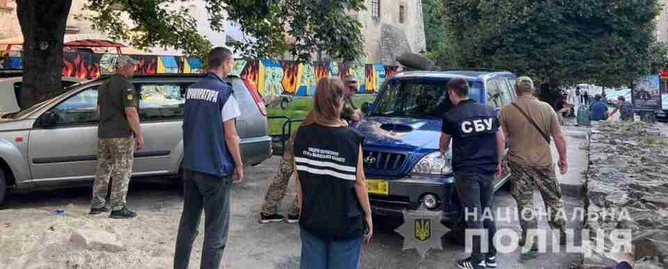 Схему організував відомий художник: у Львові викрили псевдоволонтерів на продажі автомобілів для ЗСУ (ФОТО)